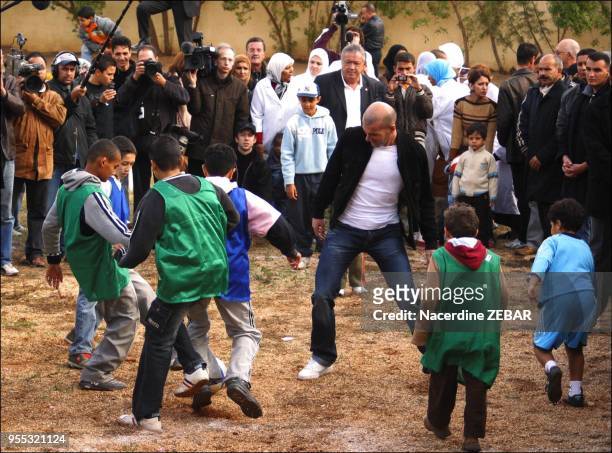 Pour son deuxieme jour en Algerie, Zinedine Zidane, s'est rendu hier apres-midi a Sidi Moussa, une localite distante de 35 km d'Alger, pour visite...