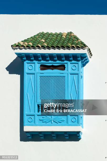 Fenêtre d'une une maison traditionnelle, La Marsa Plage, Tunisie.