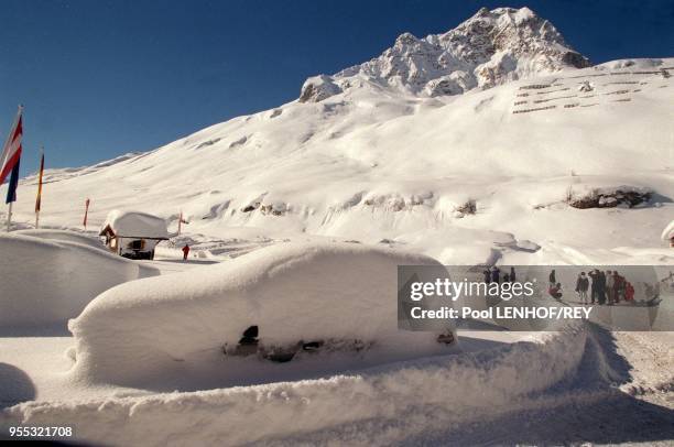 00/02/1999. LA STATION DE ZURS BLOQUEE PAR LA NEIGE.