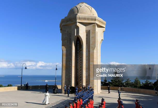 Lors de sa visite à Bakou, Azerbaidjan le 2 Septembre 2016 le pape François s'est recueilli devant le monument aux héros.