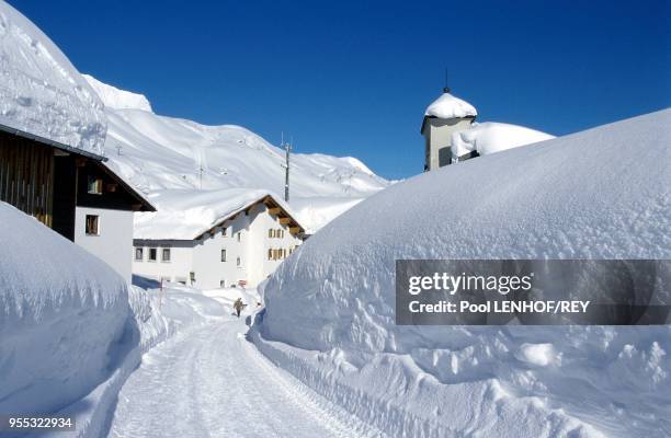 00/02/1999. ZURS SOUS DES METRES DE NEIGE APRES UNE SEMAINE DE TEMPETE.