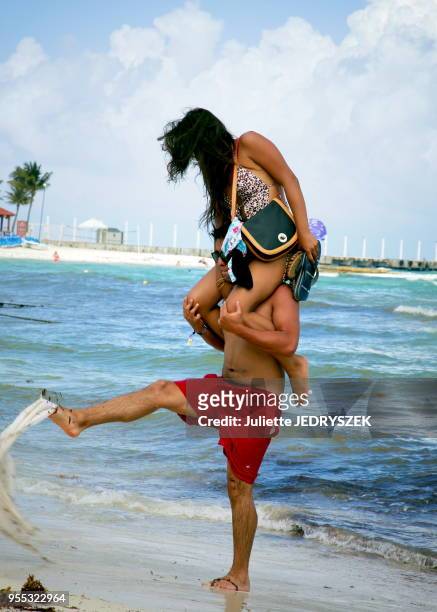 Couple mexicain à la plage, station balnéaire de Playa del Carmen sur le littoral de la mer des Caraïbes dans la péninsule du Yucatan, canton de...