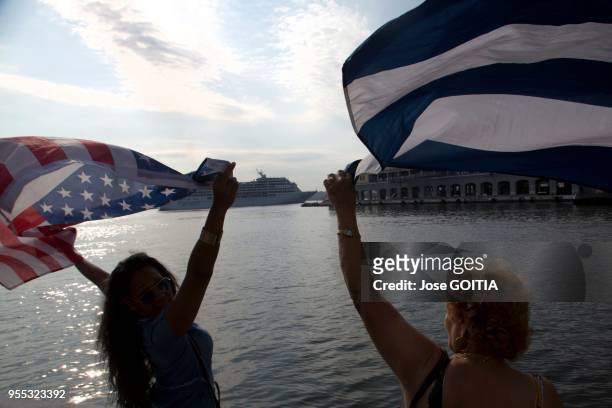 Des cubains agitent des drapeaux cubains et américains, pour la première fois depuis plus de 50 ans, un bateau de croisière 'Adonia' , accoste le 2...