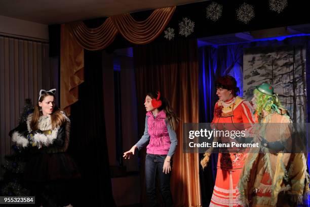 theatrical school, a teenage girl plays the role of a witch in a fairy tale - theater costume - fotografias e filmes do acervo