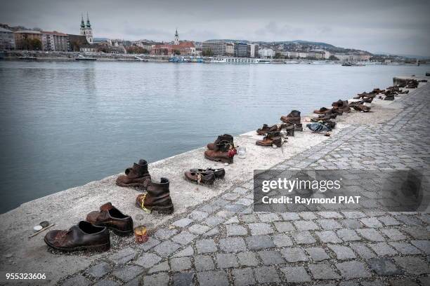 Oeuvres de Gyula Pauer et de Can Togay représentant soixante paires de chaussures en acier de juifs déportés ou exécutés au bord du Danube entre 1944...