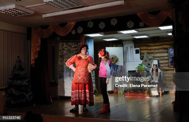 theatrical school, a teenage girl plays the role of a witch in a fairy tale - amateur theater fotografías e imágenes de stock