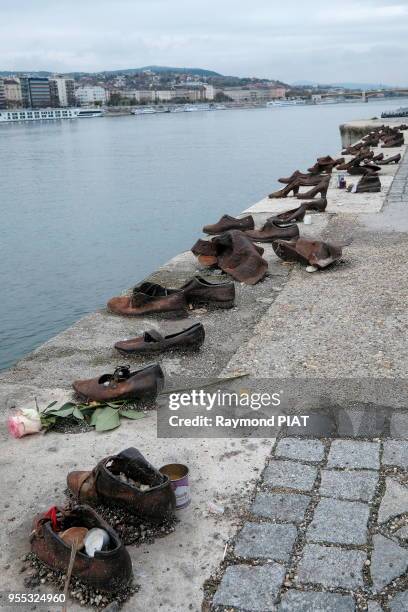 Oeuvres de Gyula Pauer et de Can Togay représentant soixante paires de chaussures en acier de juifs déportés ou exécutés au bord du Danube entre 1944...
