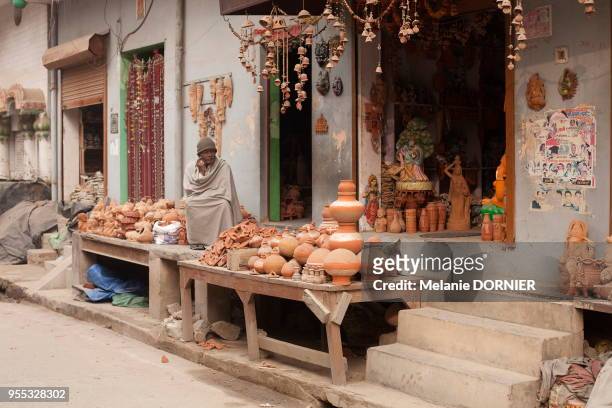 Un magasin de poterie dans le village de potiers, New Delhi, Inde.
