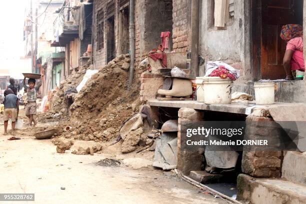 Rue du village de potiers, New Delhi, Inde. Les enfants travaillent et il n'y a pas de systèmes d'égoûts.