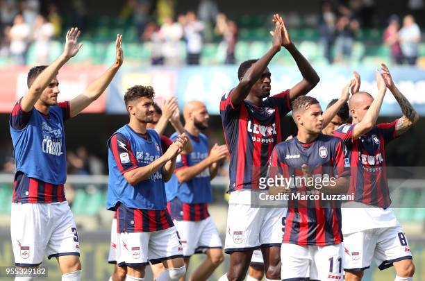 The players of the FC Crotone salute the fans at the end of the serie A match between AC Chievo Verona and FC Crotone at Stadio Marc'Antonio...