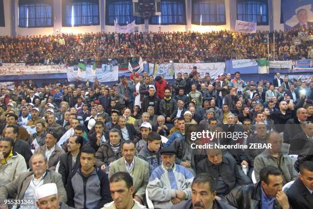 Sympathisants d'Ali Benflis candidat aux elections presidentielles lors d'un meeting le 5 avril 2014, Batna, Algérie.