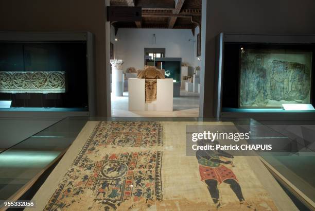 Tapisserie suspendue, lin et fil de laine peint, joueur de flûte à peau foncée, figures de danseurs, guerriers et hommes à cheval dans le style grec,...