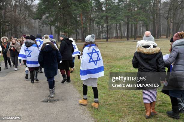 Camp de concentration et d'extermination de Auschwitz II Birkenau, ici un groupe de jeunes visiteurs juifs dont certains ceints d'un drapeau avec...