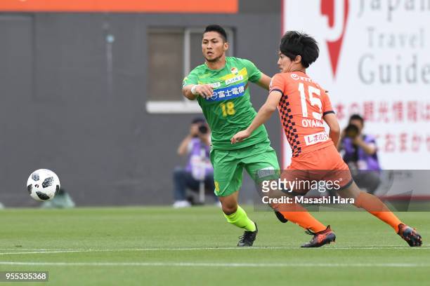 Keisuke Oyama of Omiya Ardija and Andrew Kumagai of JEF United Chiba compete for the ball during the J.League J2 match between Omiya Ardija and JEF...