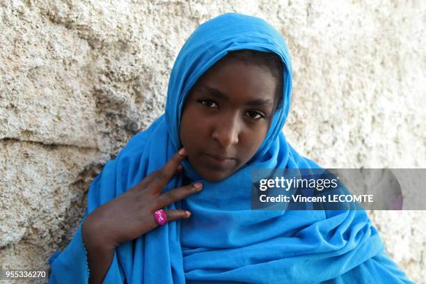 Portrait d?une jeune femme musulmane, méditative, portant un voile bleu et une bague avec l?inscription 'Love', dans une rue de Harar, Ethiopie, le 8...