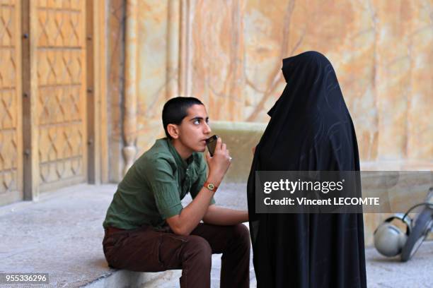 Un jeune couple d?amoureux discute dans une rue d?Ispahan, en Iran, en avril 2015.