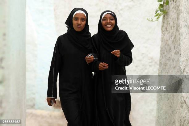 Deux jeunes femmes musulmanes voilées de noir marchent dans une ruelle à Harar, Ethiopie, le 7 octobre 2011.