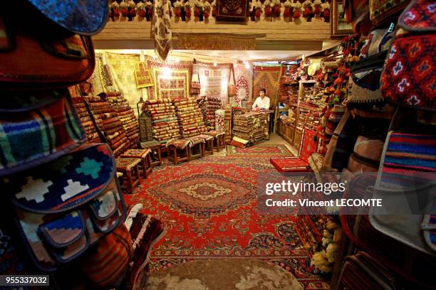 Un commerçant de tapis persans travaille dans sa boutique du bazar d?Ispahan, Iran, en avril 2015.