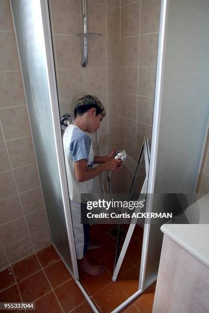 Northern Gaza settler families from Nissanit clean their new homes before moving into the new settlement of Nitzan, just north of Gaza, ahead of the...