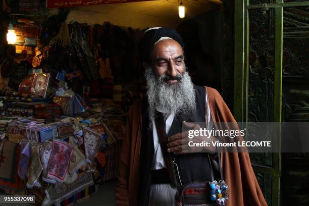 Portrait d?un commerçant iranien dans le bazar traditionnel d?Ispahan, Iran, en avril 2015.