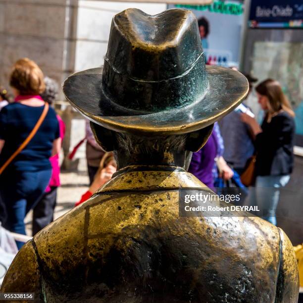 Statue en terrasse de Fernando Pessoa, le 1er avril 2017, Lisbonne, Portugal.