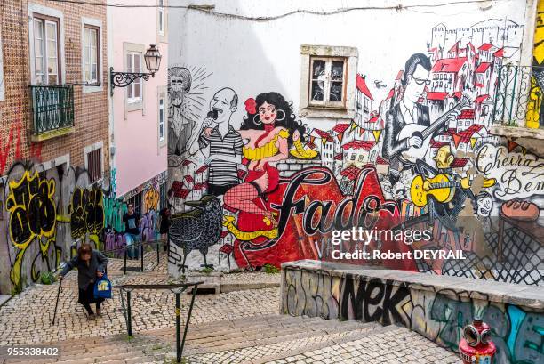 Street art, escalier, tags et grafittis, quartier de l'Alfama, le 1er avril 2017, Lisbonne, Portugal.