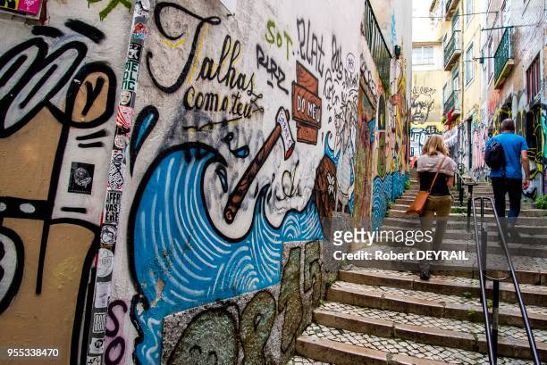 Street art, escalier, tags et grafittis, quartier de l'Alfama, le 1er avril 2017, Lisbonne, Portugal.