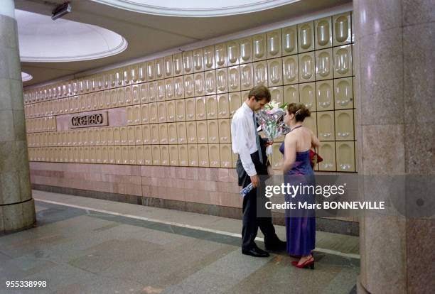 Couple dans un couloir de métro Moscou, Russie.