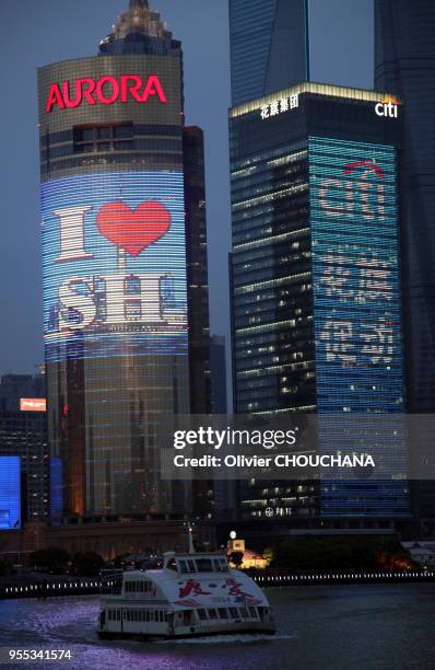 Des touristes chinois visitent et photographient de nuit les grattes ciels illuminés de Pudong, le célèbre quartier d'affaires de la ville le 1 Avril...