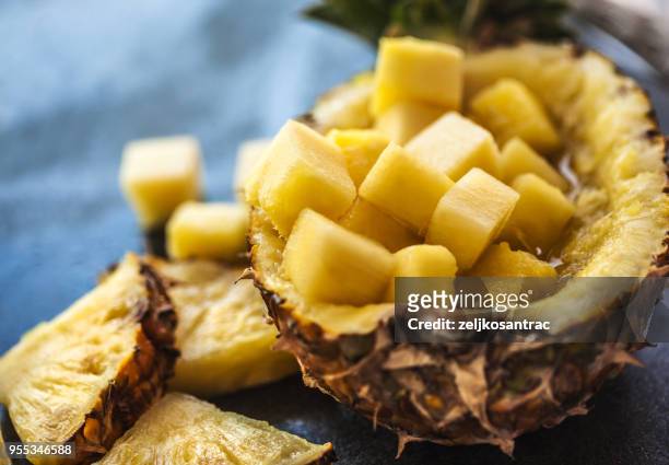 ananas-smoothie med färsk ananas på träbord - ananas bildbanksfoton och bilder