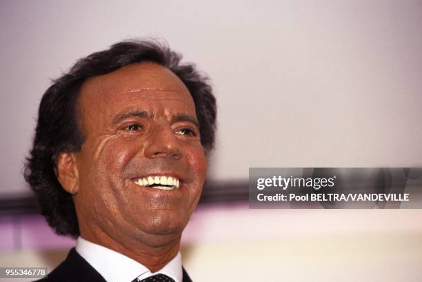 . JULIO IGLESIAS, TRIPLE DISQUE DE PLATINE POUR SON DERNIER ALBUM "TANGO".