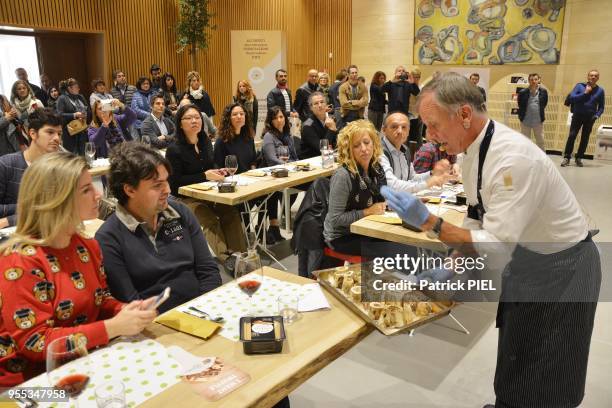 Maurilio Garola, chef étoilé au guide Michelin fait découvrir une nouvelle recette à la truffe blanche à quelques 30 invités au cours d'un show à la...