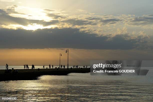 Coucher du soleil sur le golfe de Trieste et le Molo Audace, le 10 août 2017, Trieste, Italie.