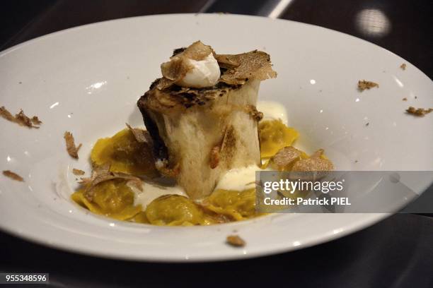 Os à moelle de veau chapeauté par un oeuf de caille sur tapis de raviolis piémontais préparé par le chef Maurilio Garola, chef étoilé au guide...