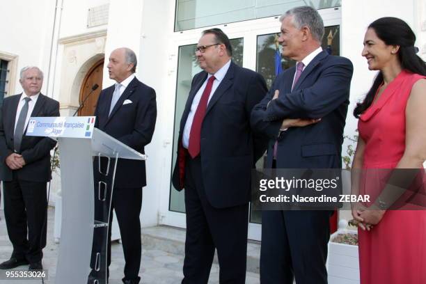 Le ministre français des affaires étrangères et du développement international Laurent Fabius rencontre la communauté française le 8 juin 2014 à...