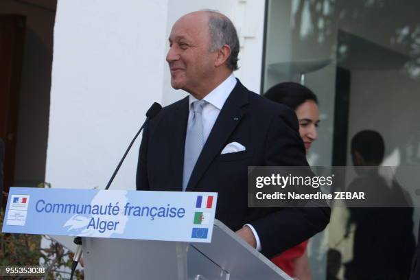 Le ministre français des affaires étrangères et du développement international Laurent Fabius rencontre la communauté française le 8 juin 2014 à...