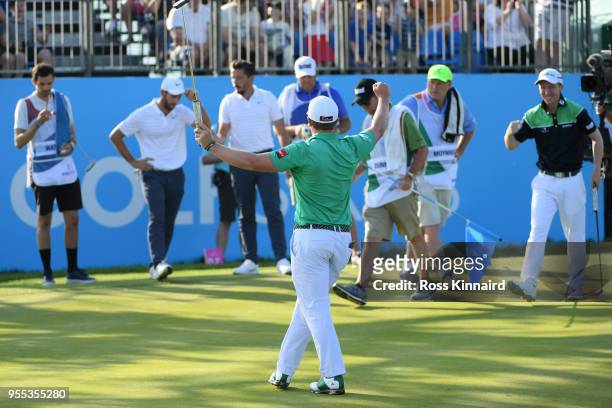 Paul Dunne of Ireland celebrates holing the winning putt to win the final match during day two of the GolfSixes at The Centurion Club on May 6, 2018...