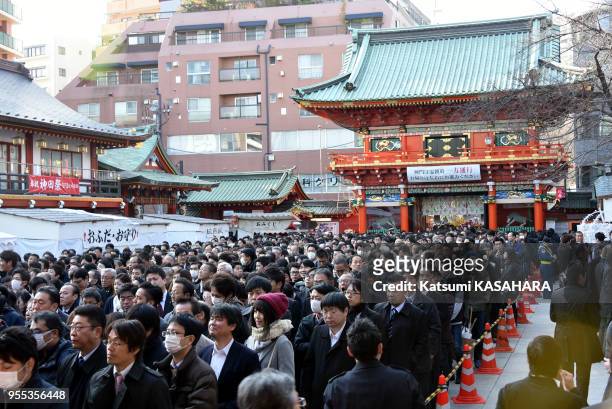 Hommes d'affaires se réjouissant des voeux de prospérité pour leurs entreprises au temple de Kanda Myoujinn le 4 janvier, 2017 à Tokyo, Japon.