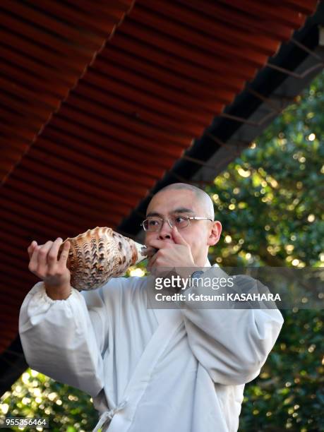 Prêtre bouddhiste jouant de la trompette avec un coquillage, lors de la fête du nouvel an au temple de Yamaguchi Kannon le 1er janvier 2017, à...