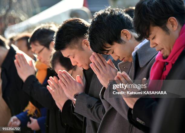 Hommes d'affaires priant pour souhaiter prospérité à leur entreprise au temple de Kanda Myoujinn le 4 janvier, 2017 à Tokyo, Japon.