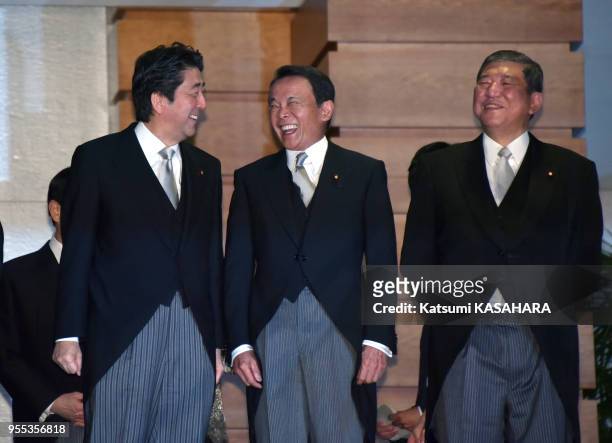 Le premier ministre japonais Shinzo Abe discutant avec le vice premier ministre Taro Aso et Shigeru Ishiba ministre de la revitalisation régionale à...