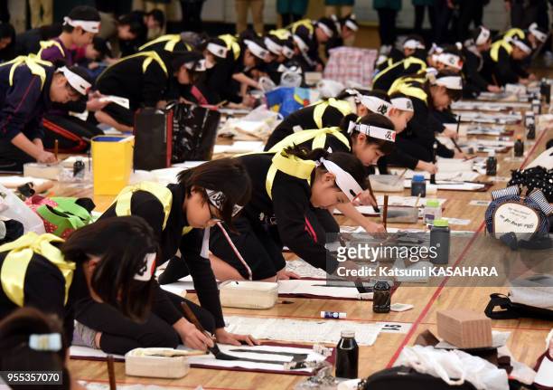 People from all over the country, from 3 years old to 90 years old, competed for their technique during annual calligraph contest at Tokyo Budokan...