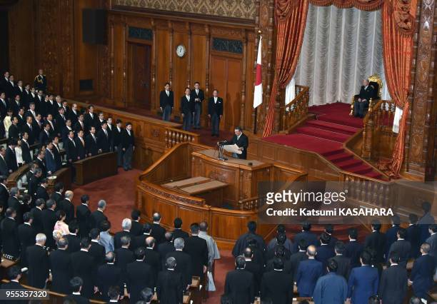 Tadamori Oshima, président de la Chambre des représentants, au centre, déclare l'ouverture de la 190ème session ordinaire de la Diète le 6 janvier...