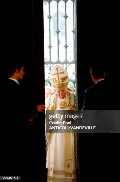 POPE JOHN PAUL II OPENS HOLY DOOR OF SANTA MARIA MAGGIORE BASILICA.