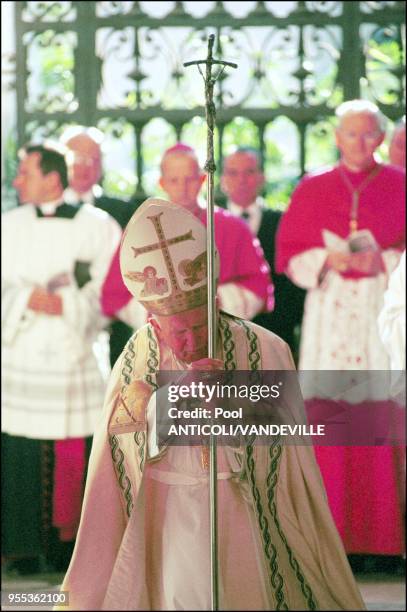 POPE JOHN PAUL II OPENS HOLY DOOR OF SANTA MARIA MAGGIORE BASILICA.