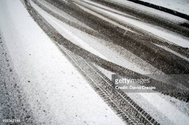 marks on the snow - vrachtwagen banden stockfoto's en -beelden