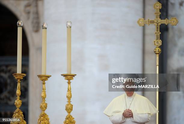 Le Pape Francois dirige une grande veillee de priere pour la paix en Syrie sur la place Saint-Pierre au Vatican le 7 septembre 2013 a l'issue d'une...