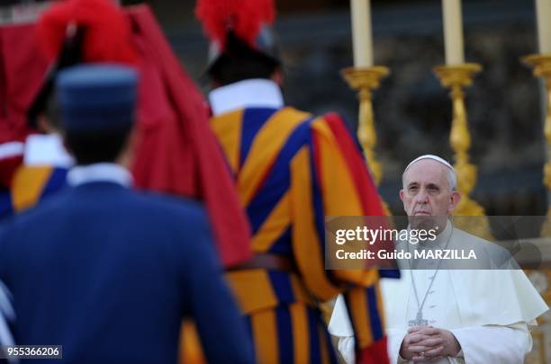 Le Pape Francois dirige une grande veillee de priere pour la paix en Syrie sur la place Saint-Pierre au Vatican le 7 septembre 2013 a l'issue d'une...