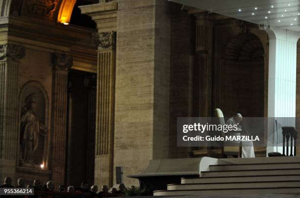 Le Pape Francois dirige une grande veillee de priere pour la paix en Syrie sur la place Saint-Pierre au Vatican le 7 septembre 2013 a l'issue d'une...