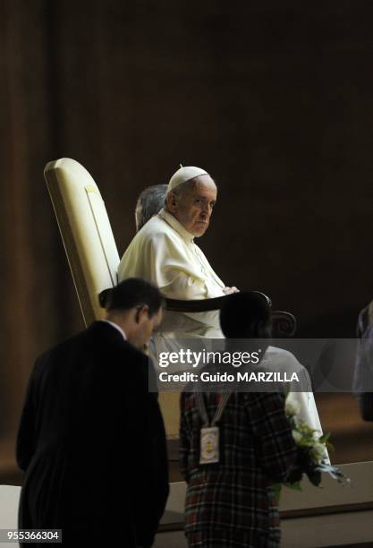 Le Pape Francois dirige une grande veillee de priere pour la paix en Syrie sur la place Saint-Pierre au Vatican le 7 septembre 2013 a l'issue d'une...